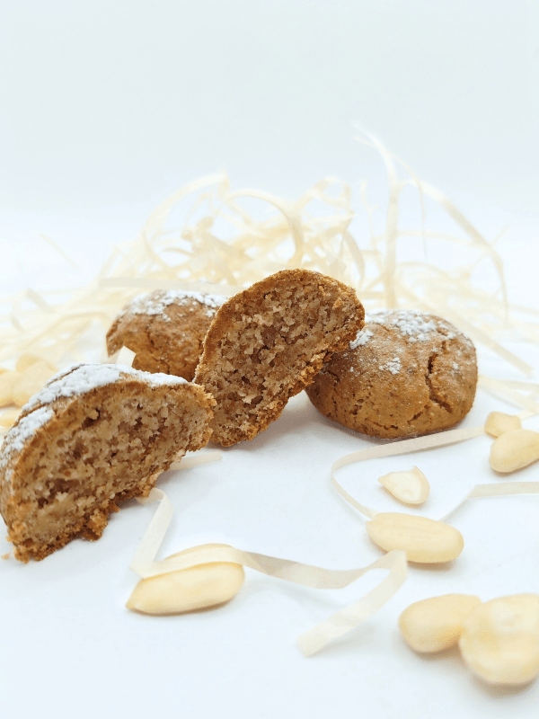 Biscotti amaretti alle mandorle dolci delizie siciliane con dettaglio interno metà biscotto