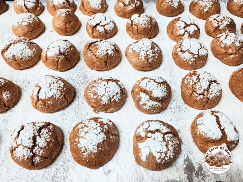 Teglia di biscotti amaretti alle mandorle appena sfornati