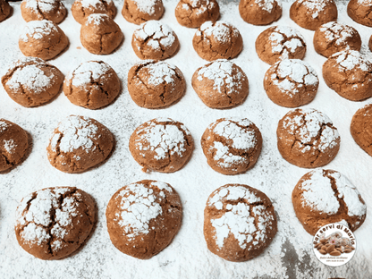 Teglia di biscotti amaretti alle mandorle appena sfornati