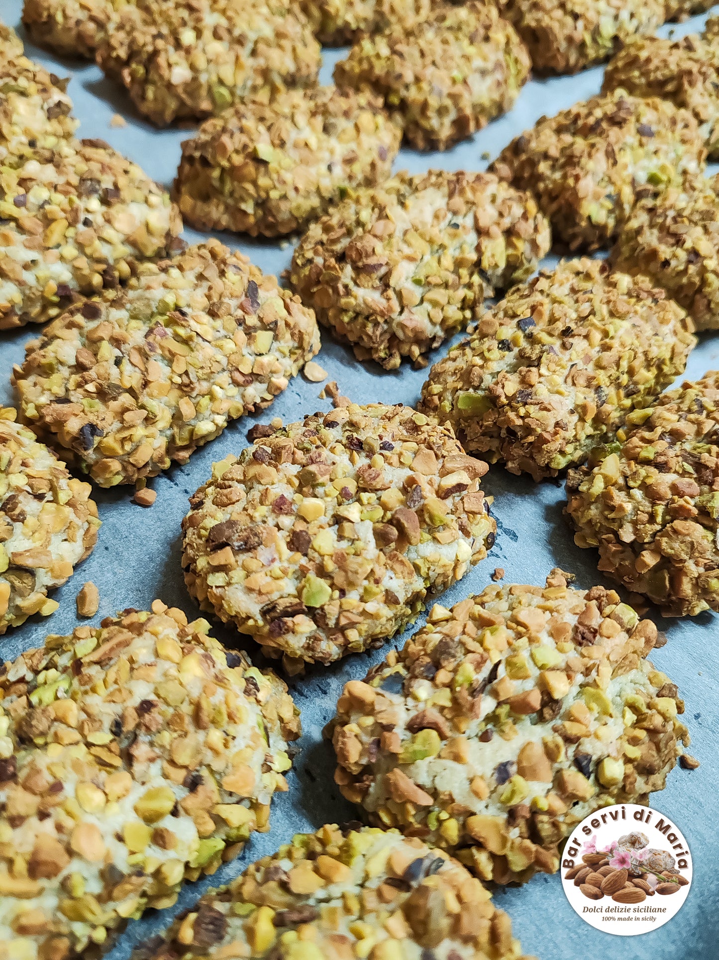 Biscotto pistacchio e mandorle dolci delizie siciliane su teglia da forno