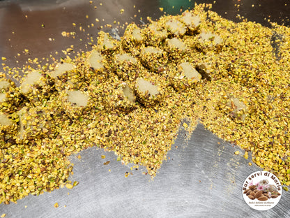 Biscotti pistacchio e mandorle dolci delizie siciliane in fase di preparazione con granella al pistacchio