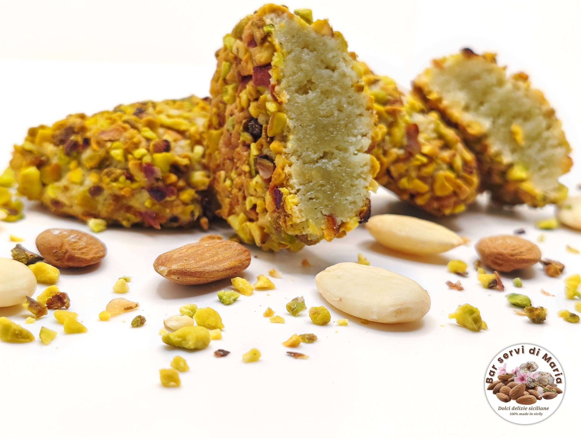 Biscotto alle mandorle e pistacchio con granella di pistacchio esterna, ed interno semi morbido. in vendita su DolciDelizieSicilia e.com