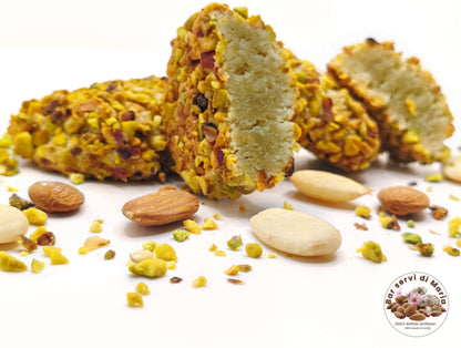 Biscotto alle mandorle e pistacchio con granella di pistacchio esterna, ed interno semi morbido. in vendita su DolciDelizieSicilia e.com
