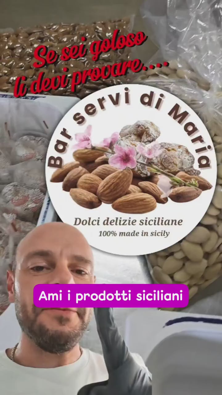 Carica il video: Video presentazione del ciclo produttivo dei nostri biscotti artigianali e di alcuni dei nostri biscotti paste di mandorla imbustati uno ad uno manualmente